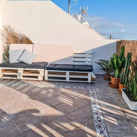 Vakantiehuis Oceanview Boutique House, 125 Sqm, Parking, Sunset Rooftop *