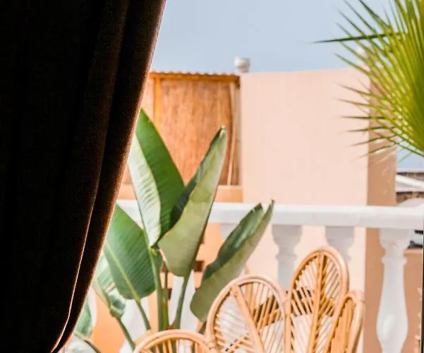 Oceanview Boutique House, 125 Sqm, Parking, Sunset Rooftop Feriehus *