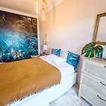 Oceanview Boutique House, 125 Sqm, Parking, Sunset Rooftop بيت للعطل أذيخي